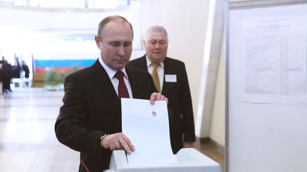 Russlands Präsident Wladimir Putin gibt bei den Wahlen seine Stimme ab