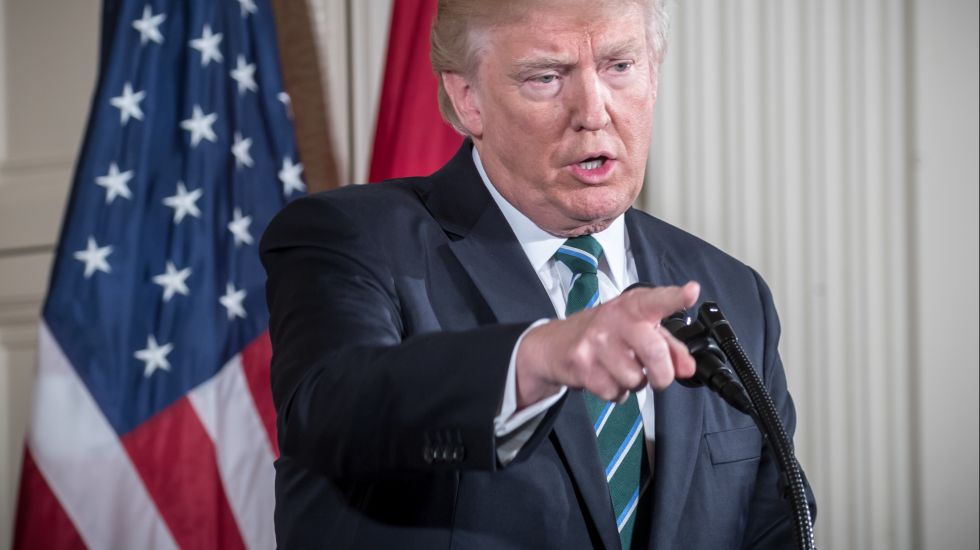 Donald Trump zeigt mit dem Zeigefinger ins Publikum