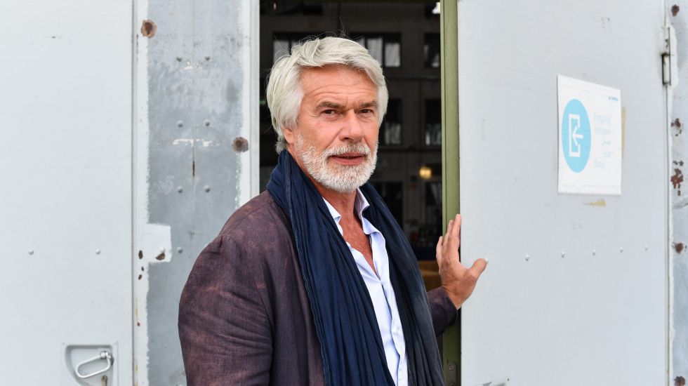 Chris Dercon, der frühere Intendant der Volksbühne, steht am 07.09.2017 in Berlin am Rande eines Pressetermins zu "Fous de danse" am ehemaligen Flughafen in Tempelhof. 