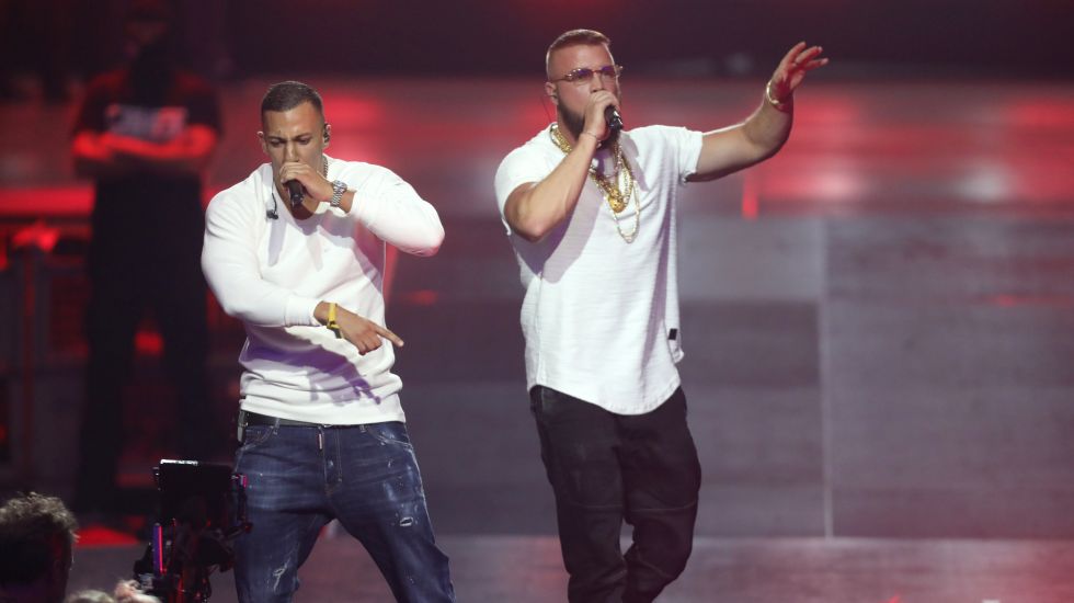 Die Rapper Kollegah (r) und Farid Bang singen bei der 27. Verleihung des Deutschen Musikpreises Echo.