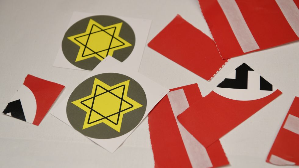 Zwei Davidsternaufkleber und ein zerrissenes Hakenkreuz auf einem Tisch im Foyer des Konstanzer Stadttheaters ach der Premiere des Stücks "Mein Kampf" von George Tabori.