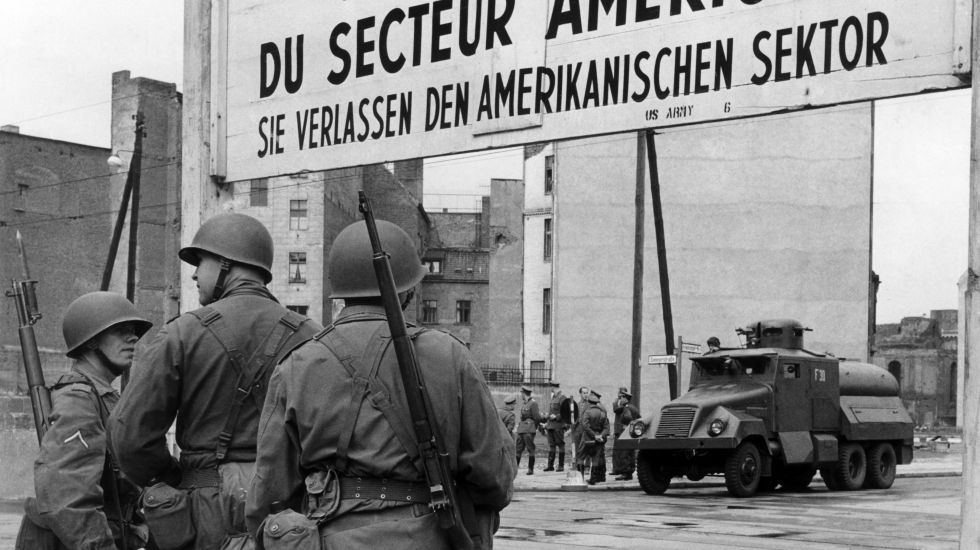 Soldaten der US-Armee auf westberliner und Volkspolizisten der DDR mit einem Wasserwerfer auf ostberliner Seite stehen sich am 24.08.1961 am Grenzübergang Friedrichstraße in Berlin gegenüber. Vom 13.08.1961, dem Tag des Mauerbaus, bis zum Mauerfall am 09.11.1989 waren die Bundesrepublik Deutschland und die DDR durch den "Eisernen Vorhang" zwischen West und Ost getrennt.