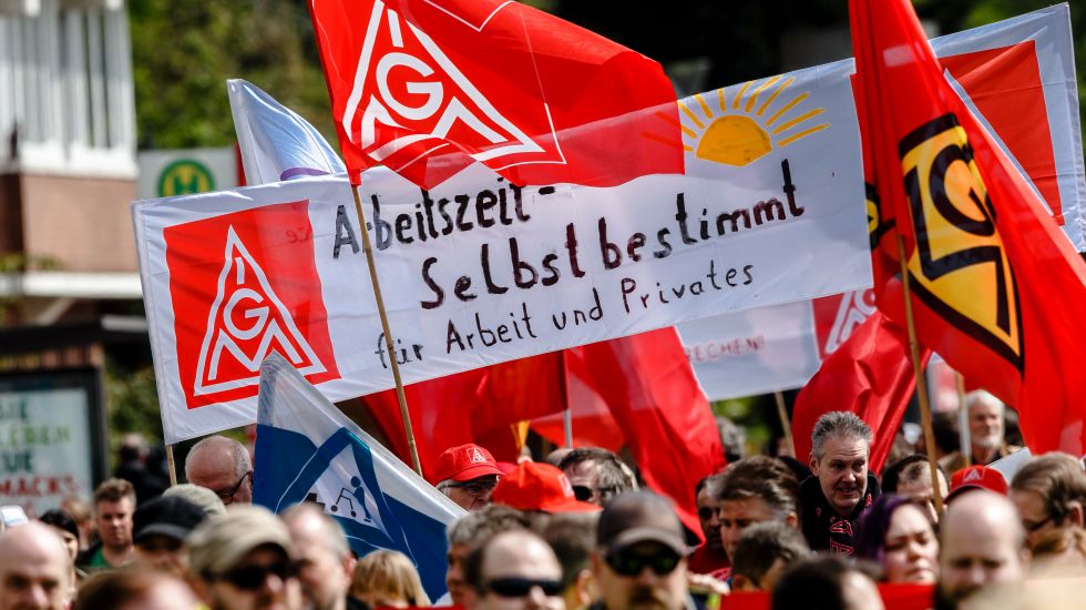 IG Metall-Gewerkschafter demonstrieren am 01.05.2017 in Hamburg auf der zentralen DGB-Demonstration zum 1. Mai, dem Internationalen Tag der Arbeit, unter einem Transparent mit der Aufschrift "Arbeitszeit - selbstbestimmt für Arbeit und Privates".