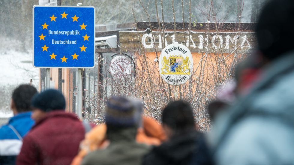 Flüchtlinge gehen am 22.11.2015 an der deutsch-österreichischen Grenze nahe Wegscheid (Bayern) nach Deutschland. Der Wintereinbruch in Bayern trifft auch die Flüchtlinge in der Passauer Grenzregion.