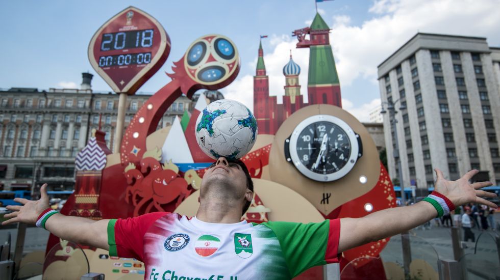 Mehdi Hobe Darvish, ein Fußballfan aus dem Iran, jongliert mit dem Ball vor der seit Donnerstag (14. Juni) abgelaufenen WM-Countdown-Uhr.