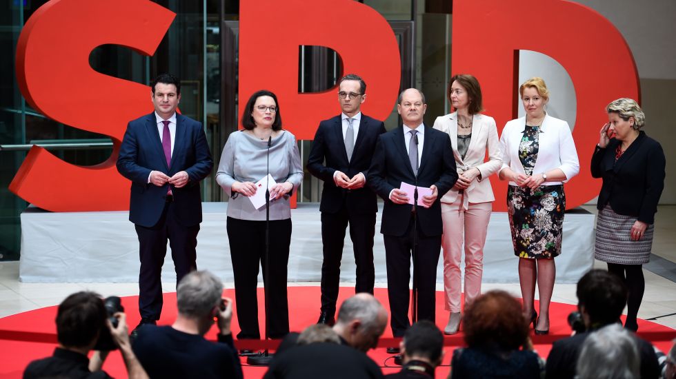 Andrea Nahles (2.v.l), SPD-Fraktionsvorsitzende im Bundestag und Olaf Scholz (M), kommissarischer SPD-Vorsitzender und Erster Bürgermeister von Hamburg stellen die Ministerliste der SPD für die neue große Koalition vor. L-R: Hubertus Heil, Heiko Maas, Katarina Barley, Franziska Giffey, Svenja Schulze