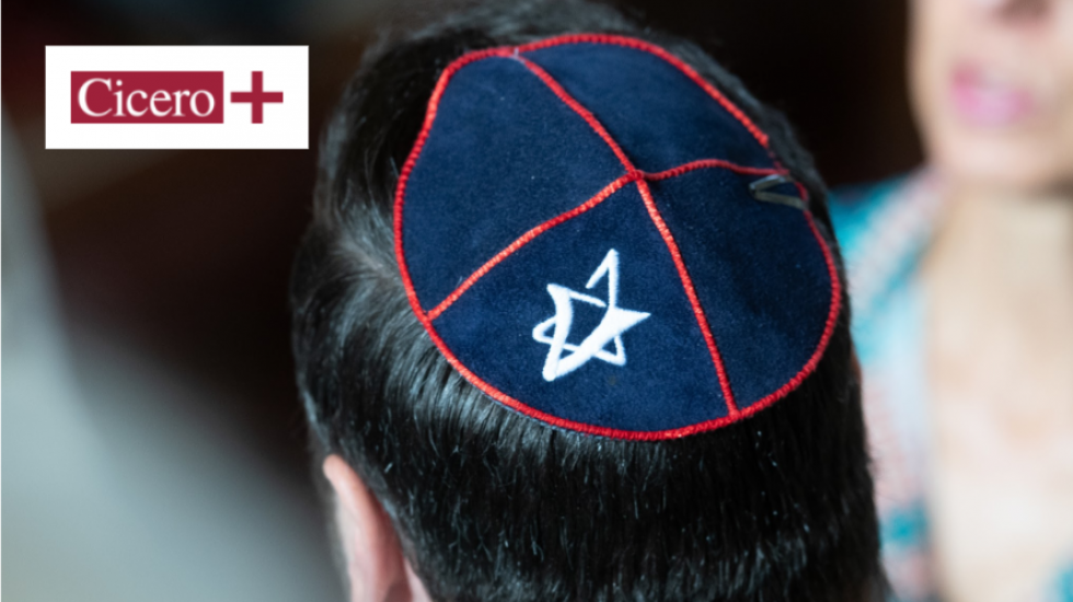 Mike Samuel Delberg, Repräsentant der Jüdischen Gemeinde zu Berlin, spricht mit Journalisten vor einem Gerichtssaal des Amtsgerichts Tiergarten.