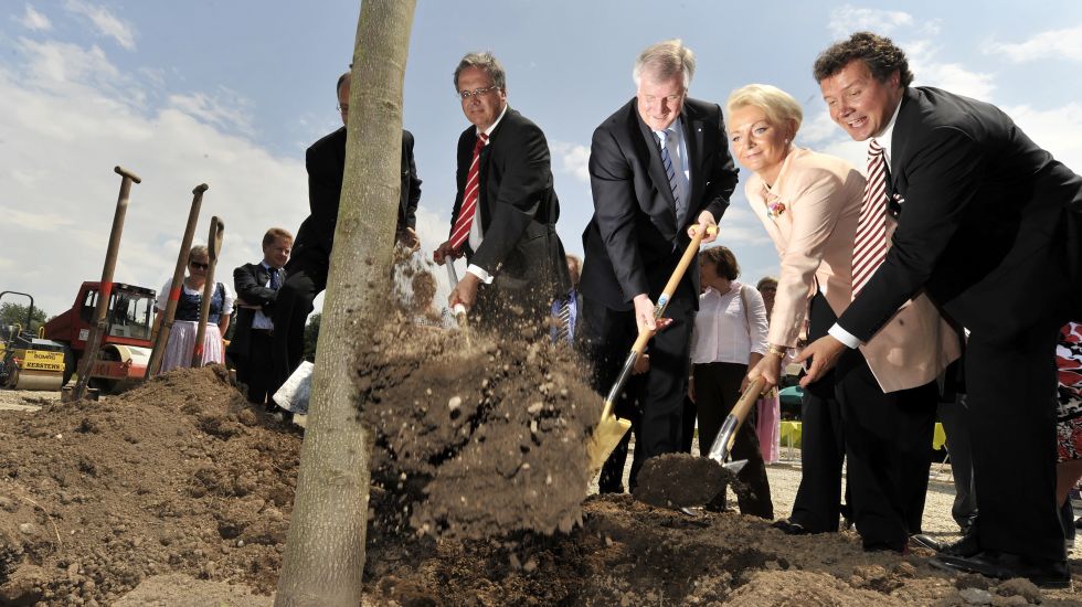 Der Regierungspräsident der Regierung von Oberbayern, Christoph Hillenbrand (l-r), Bayerns Ministerpräsident Horst Seehofer, die Oberbürgermeisterin von Rosenheim, Gabriele Bauer, und der Landtagsabgeordnete Klaus Stöttner (alle CSU) pflanzen am Freitag (03.07.2009) auf dem Gelände der Landesgartenschau 2010 in Rosenheim (Oberbayern) einen Tulpenbaum.