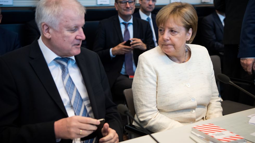 Angela Merkel, Bundeskanzlerin und Vorsitzende der Christlich Demokratischen Union (CDU), und Horst Seehofer, Vorsitzender der Christlich Sozialen Union (CSU) und Bundesminister für Inneres, Heimat und Bau, unterhalten sich zu Beginn der Fraktionssitzung der CDU/CSU Fraktion im Bundestag
