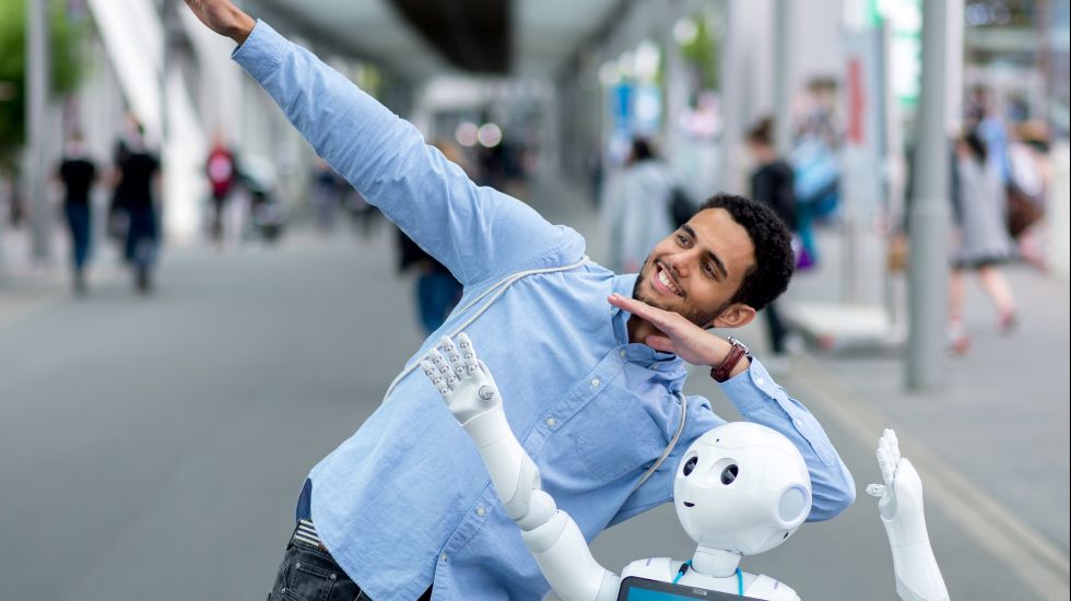 Jerome ist während der Digitalisierungsmesse Cebit mit dem Roboter Bobby von Aussteller Bayer auf dem Messegelände unterwegs.