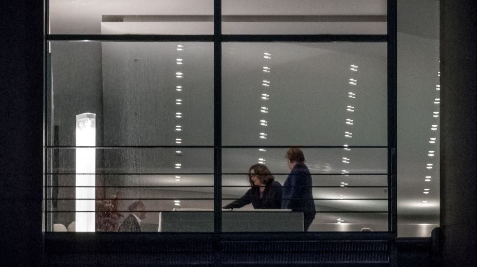 Bundeskanzlerin Angela Merkel (CDU, r) steht neben Andrea Nahles, der Parteivorsitzenden der SPD, während diese Olaf Scholz (SPD), Bundesfinanzminister, begrüßt. Die Spitzen der Koalition beraten im Kanzleramt über die Zukunft des Verfassungsschutz Präsidenten Maaßen.