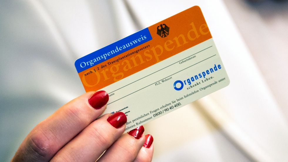 Eine Frau zeigt im Universitätsklinikum Schleswig-Holstein einen Organspendeausweis. 