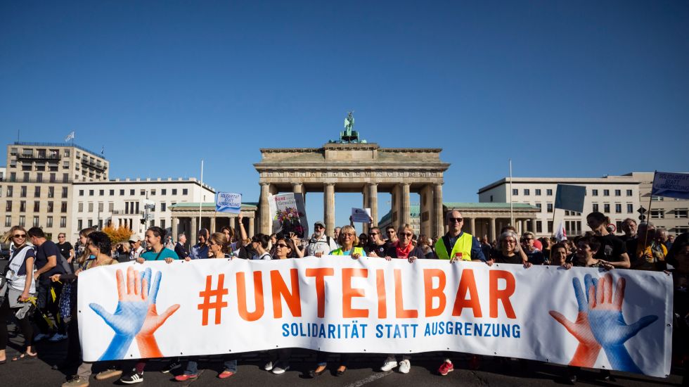 Der Zug der Demonstration gegen Rassismus und Rechtsruck mit dem Motto «Unteilbar» zieht vor das Brandenburger Tor. 