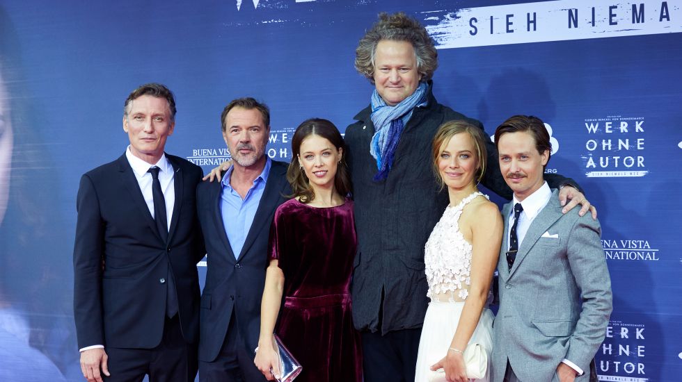 Die Schauspieler (l-r) Oliver Masucci, Sebastian Koch, Paula Beer, Florian Henkel von Donnersmarck (Regisseur), Saskia Rosendahl und Tom Schilling, stehen vor dem Filmplakat am Zoo Palast. Die Deutschlandpremiere des Filmes "Werk ohne Autor" vom Regisseur und Drehbuchautor Florian Henckel von Donnersmarck ist mit den Hauptdarsteller Tom Schilling, Sebastian Koch und Paula Beer besetzt