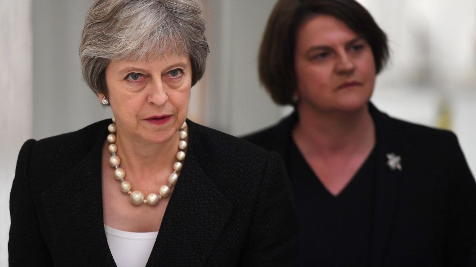 Theresa May (links) und Arlene Foster (rechts) 