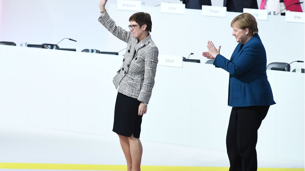 Annegret Kramp-Karrenbauer und Angela Merkel beim CDU-Parteitag