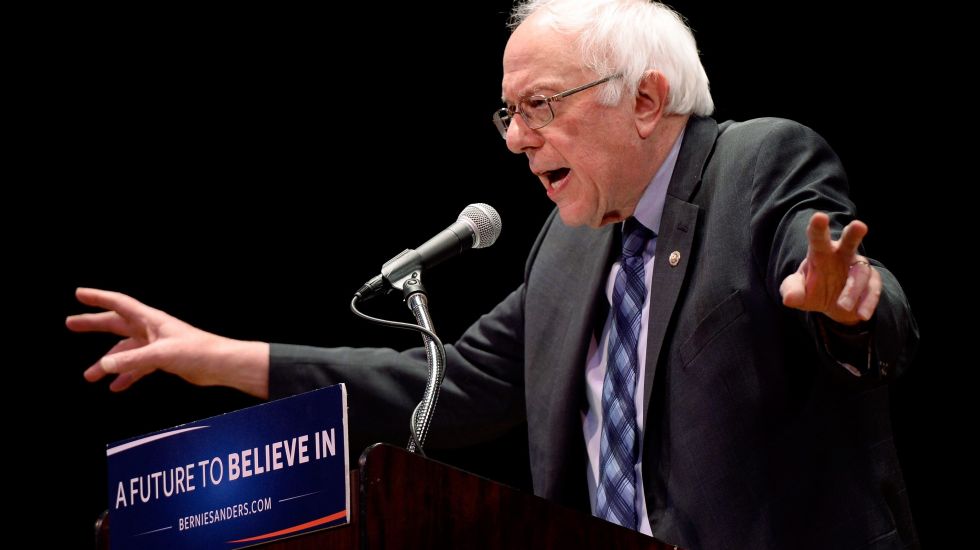 Bernie Sanders redet auf einer Veranstaltung über die Wall Street