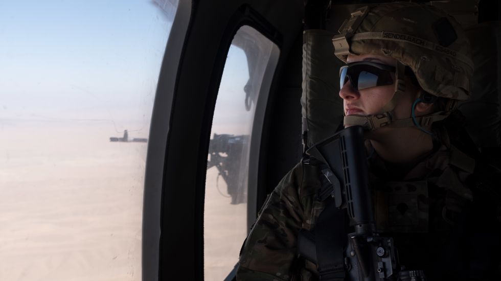 Amerikanischer Soldat in einem Helikopter in Afghanistan
