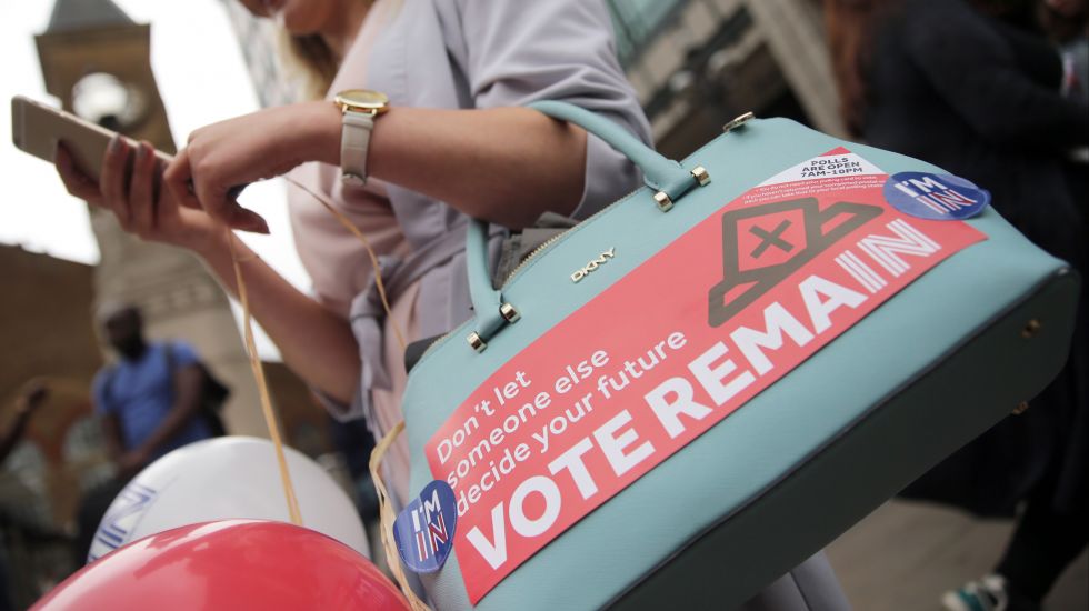 Eine Frau trägt auf der Liverpool Street am 23.06.2016 in London, am Tag der Abstimmung beim Referendum über den Austritt oder Verbleib Großbritanniens in der EU, eine Handtasche mit einem Aufkleber mit der Aufschrift "Don't let someone else decide your future - Vote remain" für den EU-Verbleib.