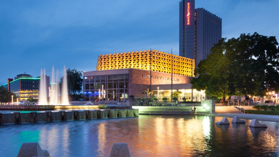Stadthalle Chemnitz in der Abenddämmerung