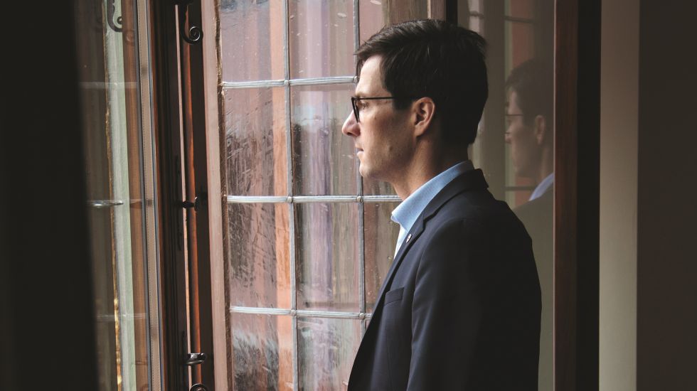 Martin Horn steht am Fenster steht und blickt hinaus