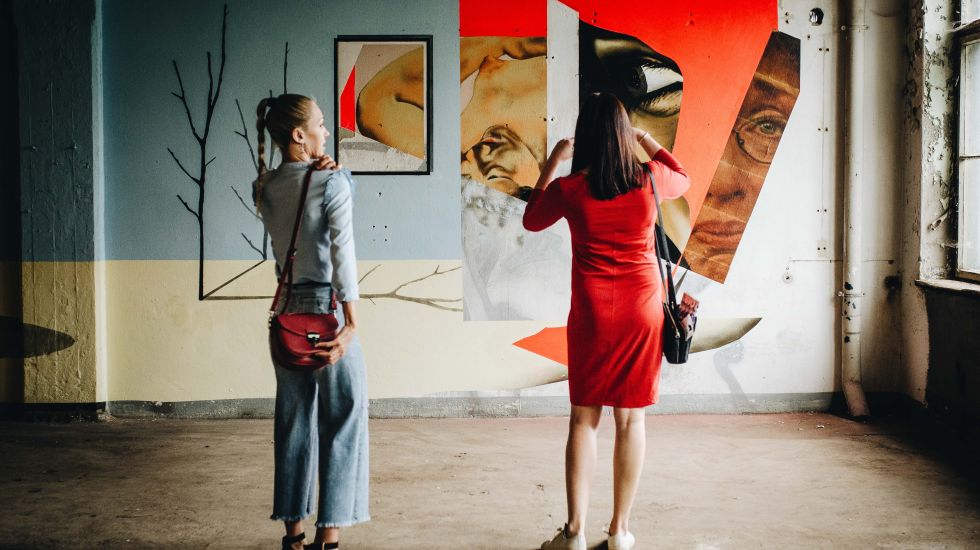 Besucher bei der ibug in Chemnitz betrachten ein Kunstwerk