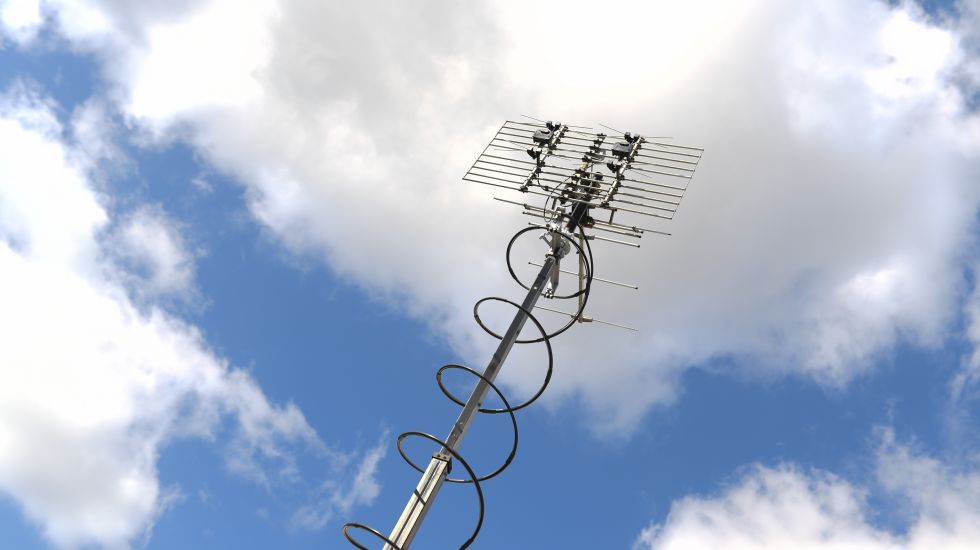: Eine Messantenne FT01 ragt am Rande der Auktion von 5G-Mobilfunkfrequenzblöcken am Mainzer Technik-Standort der Bundesnetzagentur aus einem Messfahrzeug.