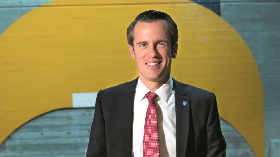 Felix Schwencke posiert mit beiden Haenden in den Hosentaschen für die Kamera