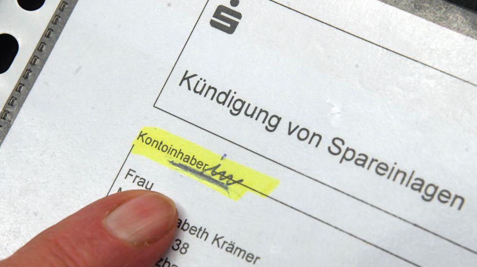 Vor dem Bundesgerichtshof in Karlsruhe zeigt ein Rentner auf ein Formular der Stadtsparkasse. Er hatte das Kreditinstitut verklagt, weil seine Formulare nur die männliche Anrede vorsehen