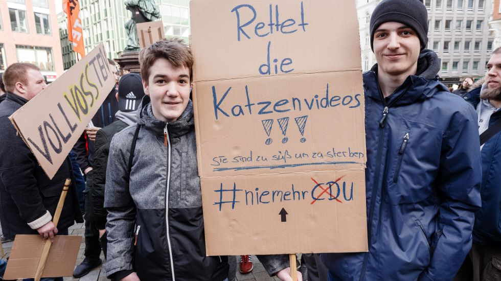 Demonstranten halten auf dem Gänsemarkt in Hamburg ein Schild mit der Aufschrift "Rettet die Katzenvideos!!! Sie sind zu süß, um zu sterben. #Nie mehr CDU".