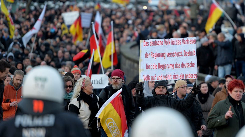 Von der Polizei begleitete Teilnehmer der Demonstration "Pegida schützt" laufen am 09.01.2016 in Köln (Nordrhein-Westfalen) zum Hauptbahnhof. Nach den Übergriffen am Kölner Hauptbahnhof in der Silvesternacht haben verschiedene Gruppen zu Demonstrationen aufgerufen. 