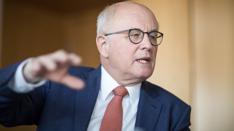 23.08.2018, Berlin: Volker Kauder (CDU), Fraktionsvorsitzender der CDU/CSU-Fraktion im Bundestag, spricht während eines Interviews. 