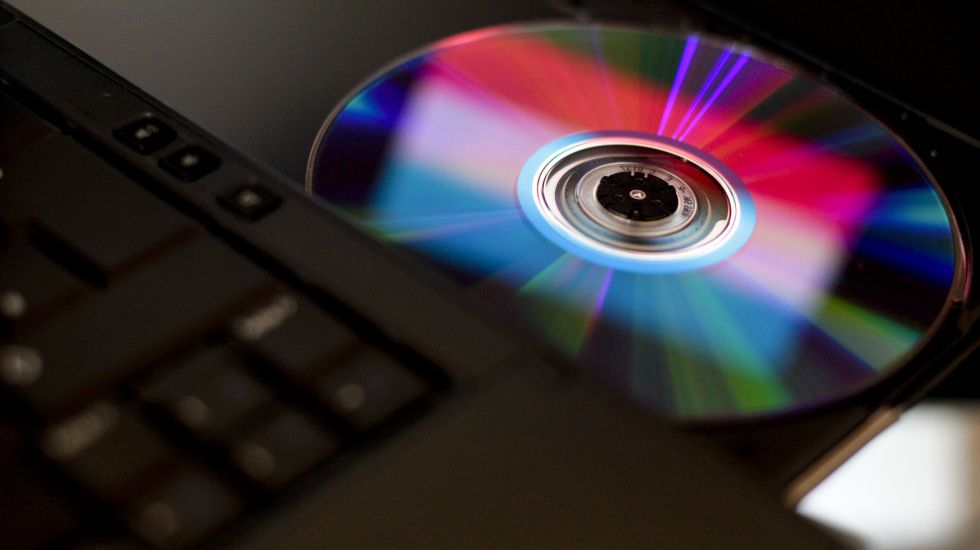  Das Logo der HSBC-Bank und die Fahne Luxemburgs spiegeln sich in einer CD