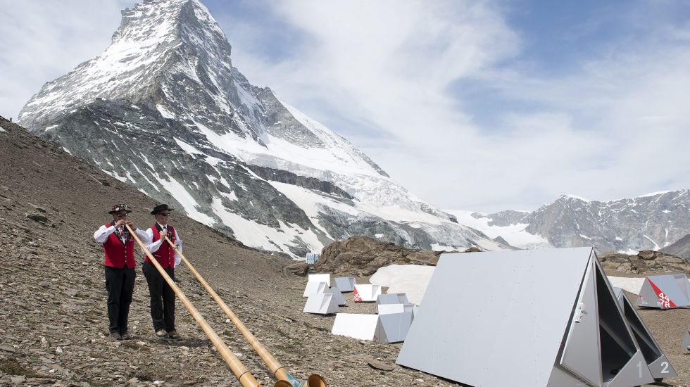 Alpenhorn-Bläser vor dem Matterhorn