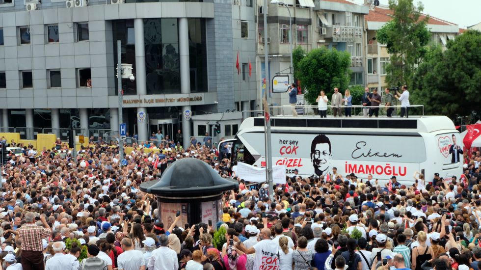 12.06.2019, Türkei, Istanbul: Viele Menschen nehmen an einem Wahlkampfauftritt von Oppositionskandidat für die Bürgermeisterwahl, Ekrem Imamoglu, im Stadtteil Maltepa teil. (zu "Wahl nach der Wahl - Der Kampf ums Istanbuler Bürgermeisteramt"