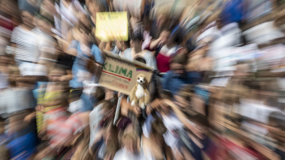 19.07.2019, Baden-Württemberg, Freiburg: Teilnehmer halten während einer Fridays for Future Demonstrationein Plakat mit der Aufschrift "Schützt das Klima sonst muss das Faultier sterben" in die Höhe. Nach Polizeiangaben nahmen mehr als 7000 Schüler an der Demonstration teil.