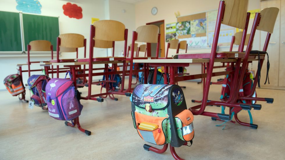  Schulranzen hängen in der Oberschule Ralbitz in einem Klassenzimmer an den Tischen. 