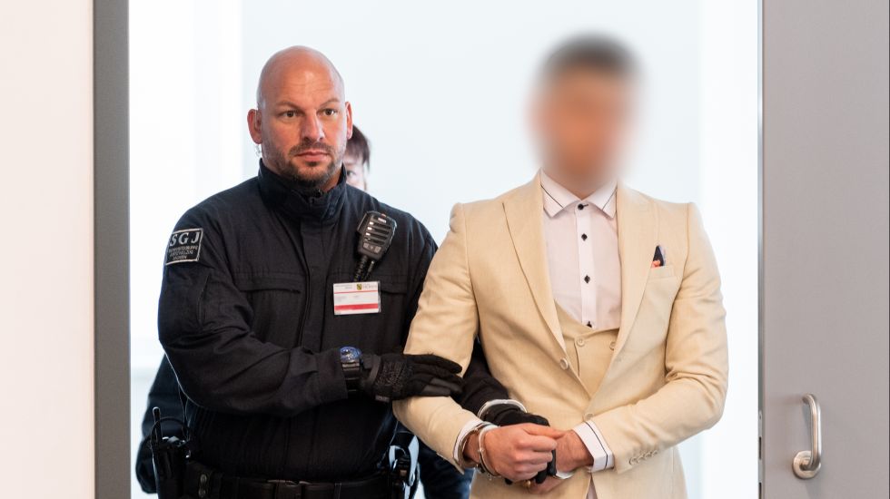 03.04.2019, Sachsen, Dresden: Der Angeklagte Alaa S. (r), der im Verdacht steht, an der tödlichen Messerattacke gegen Daniel H. in Chemnitz beteiligt gewesen zu sein, wird vor Beginn der Fortsetzung im Prozess des Landgerichtes Chemnitz in den Verhandlungssaal in einem Gebäude vom Oberlandesgericht Dresden von Justizbeamten geführt. Dem Asylbewerber Alaa S. wird vorgeworfen, gemeinsam mit einem flüchtigen Iraker am Rande des Stadtfestes im August 2018 in Chemnitz den Deutschen erstochen zu haben. Der Mann a