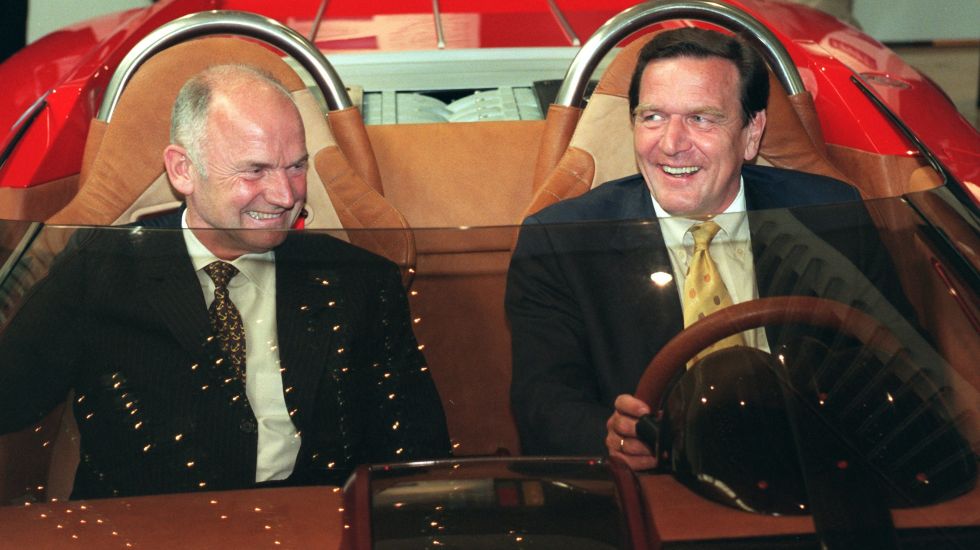 Der niedersächsische Ministerpräsident und SPD-Kanzlerkandidat Gerhard Schröder sitzt am 24.6.1998 gemeinsam mit dem Vorstandsvorsitzenden der Volkswagen AG, Ferdinand Piech (l), in einem Prototyp des W 12-Roadsters von VW