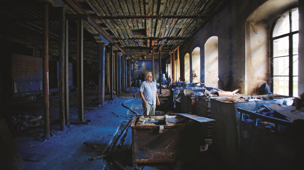 Gerd Bochmann in einer Halle seiner Blaufarbenfabrik