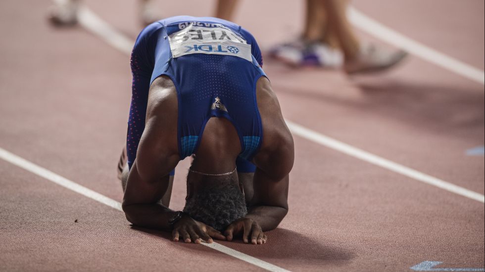01.10.2019, Katar, Doha: Leichtathletik, IAAF Weltmeisterschaft im Khalifa International Stadium: 200 Meter, Männer, Finale. Noah Lyles aus USA jubelt über den Sieg. 