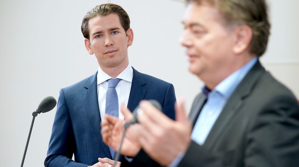 ABD0141_20191112 - WIEN - ÖSTERREICH: vlnr.: ÖVP-Chef Sebastian Kurz und Bundessprecher der Grünen Werner Kogler am Dienstag, 12. November 2019, während einer PK zum Start der Koalitionsverhandlungen in Wien. 