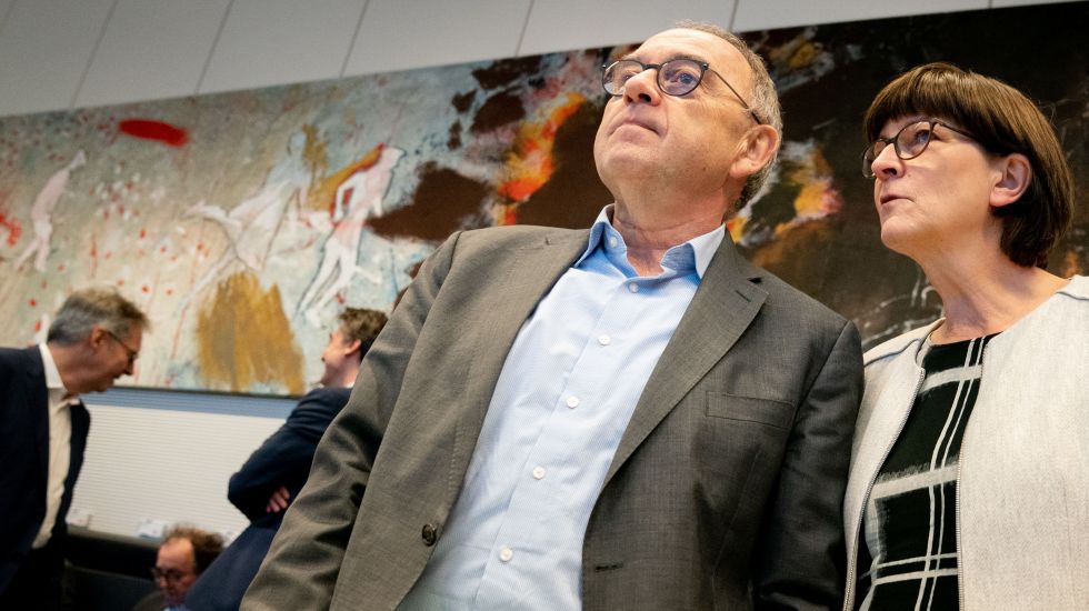 10.12.2019, Berlin: Norbert Walter-Borjans, Bundesvorsitzender der SPD, und Saskia Esken, Bundesvorsitzende der SPD, nehmen an der Sitzung der SPD-Bundestagsfraktion