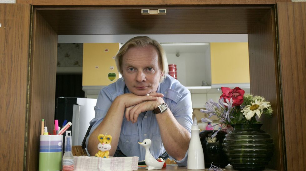 Die Schauspieler Uwe Steimle als Benno Gütermann posiert am Dienstag (21.08.2007) während eines Fototermins am Rande der Dreharbeiten des Films "Einmal Millionär sein!" in Wernigerode (Landkreis Harz) in einer Garage vor einem Auto. Als Busfahrer erlebt Benno Gütermann hautnah die Berg- und Talfahrt des Lebens: In einem Moment noch arbeitslos, im nächsten schon Millionär. Ob so viel Geld ein Segen oder ein Fluch ist, erzählt der Fernsehfilm