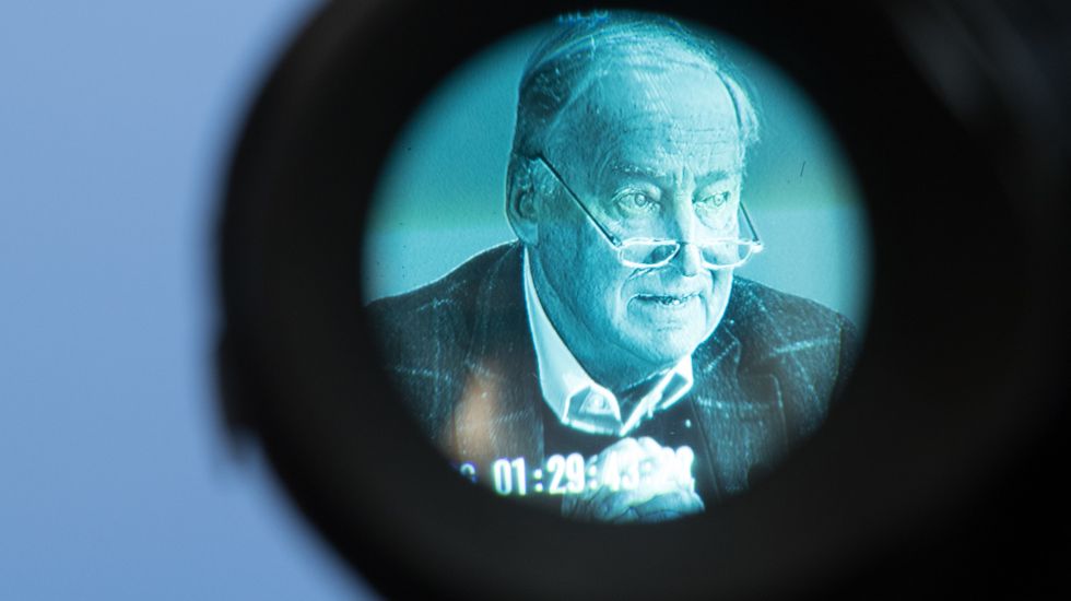 05.11.2018, Berlin: Alexander Gauland, Sprecher der Partei Alternative für Deutschland (AfD), ist während seiner Rede bei einer Pressekonferenz zum Thema "Die AfD, der Verfassungsschutz und die Meinungsfreiheit in Deutschland" im Okular einer TV-Kamera zu sehen