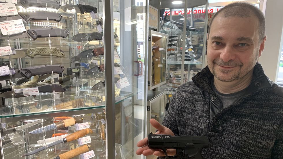 waffenhandler-kalaschnikov-waffenschein-terror-hanau-waffenbesitz-waffensammler