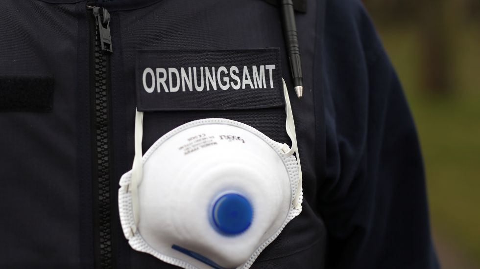 ausreise-verfuegung-mecklenburg-vorpommern-behoerden-corona-monika-maron