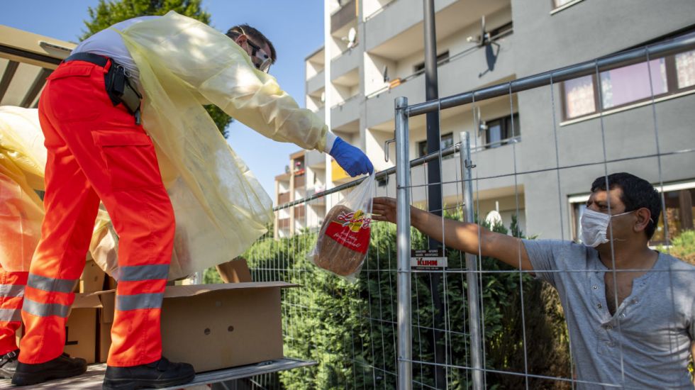 corona-ausbruch-tonnies-schlachthof-rehder-guetersloh-schlachthof-rumaunien-bulgarien-leiharbeiter-arbeitsmigranten-werkvertrag-gesetz-unterkunft-arbeitsbedingungen-mindestlohn-ausbeute-moderne-sklaverei-wegwerfmensch-armin-laschet-nrw