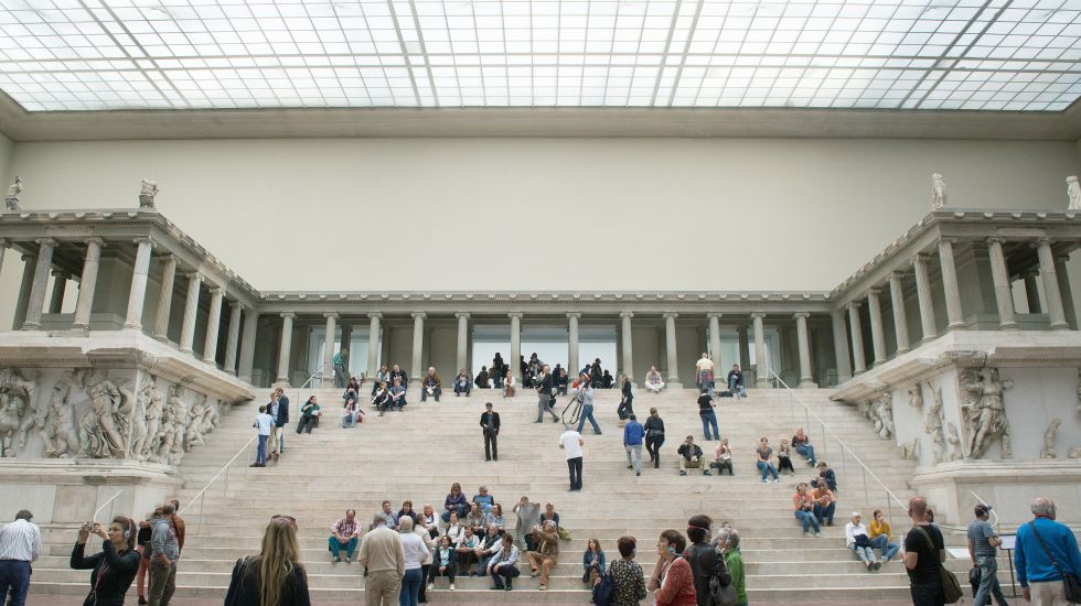 vandalismus-museumsinsel-pergamon-kunst-verschwoerungsmythen-attila-hildmann