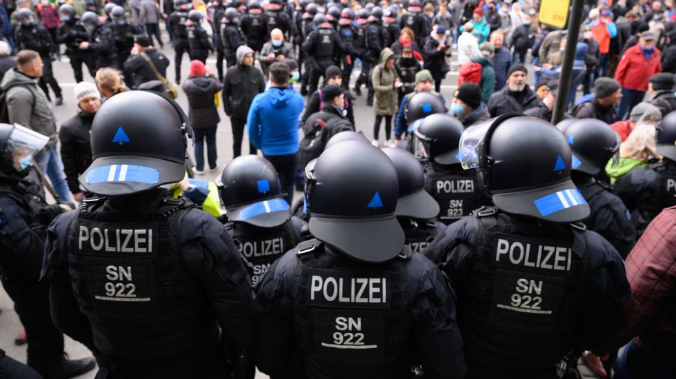 /querdenker-dresden-demo-polizei-corona-ballweg-landtagswahlen 